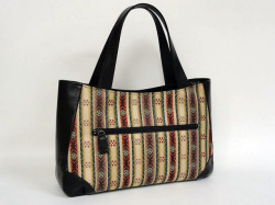 026B アオリポケット付きファスナーバッグ（色革付属使用）（底鋲付き）