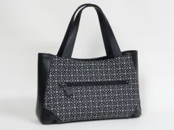 026B アオリポケット付きファスナーバッグ（色革付属使用）（底鋲付き）